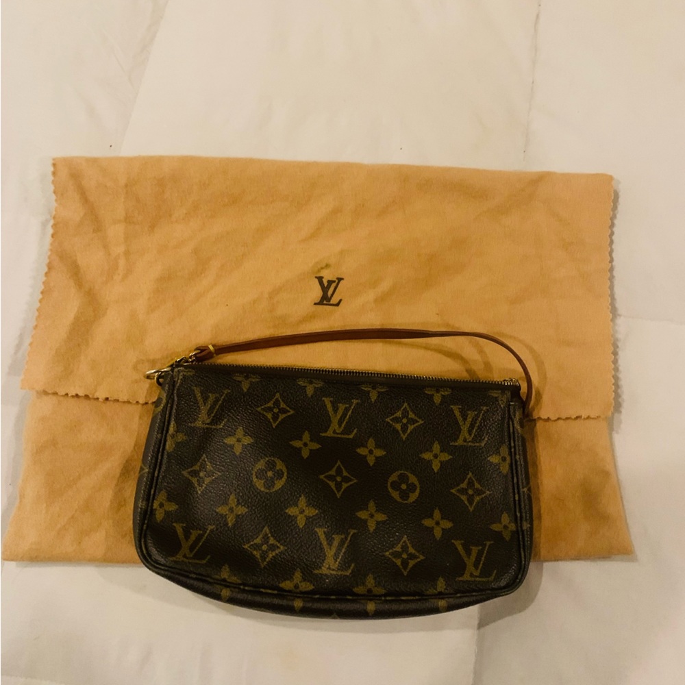 Authentic Louis Vuitton vintage pouchette. Authentication tag sewn insid…